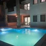Lejlighed 2-bedroom Flat With A Private Swimming Pool