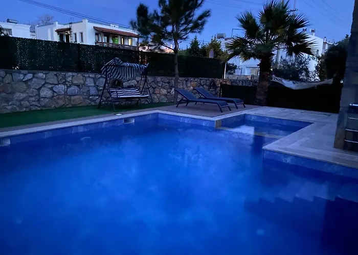 2-bedroom Flat With A Private Swimming Pool *
