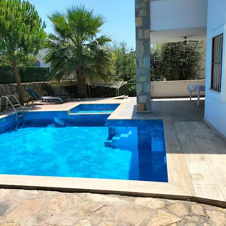 2-bedroom Flat With A Private Swimming Pool *