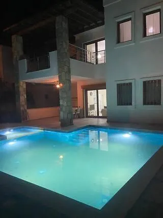 Apartment 2-bedroom Flat With A Private Swimming Pool