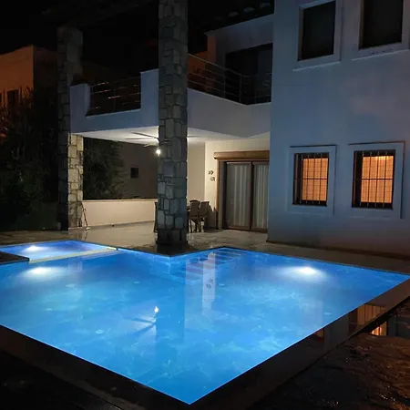 2-bedroom Flat With A Private Swimming Pool