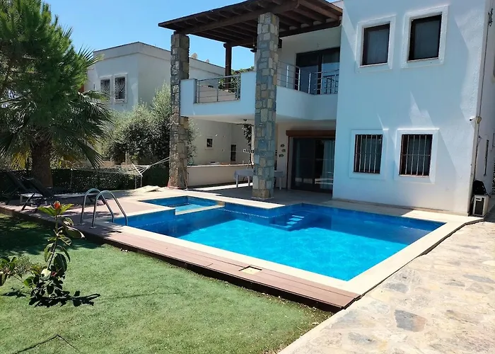 2-bedroom Flat With A Private Swimming Pool *